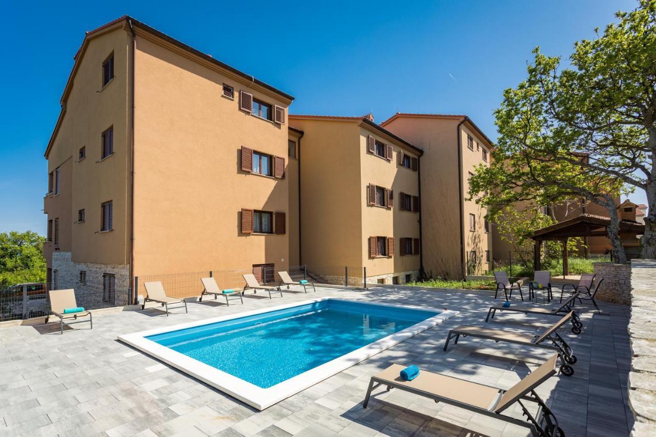 Apartments Cesare With Shared Pool Ližnjan Exterior foto