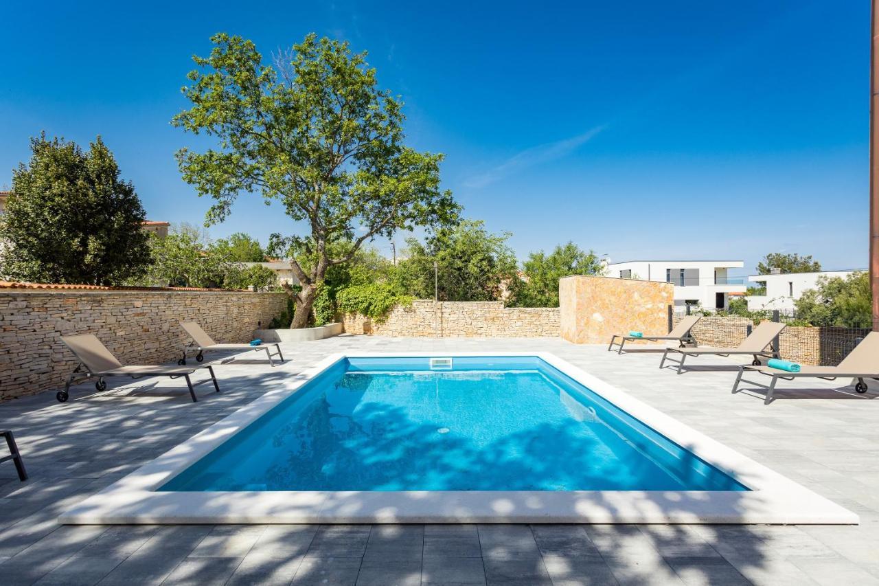 Apartments Cesare With Shared Pool Ližnjan Exterior foto