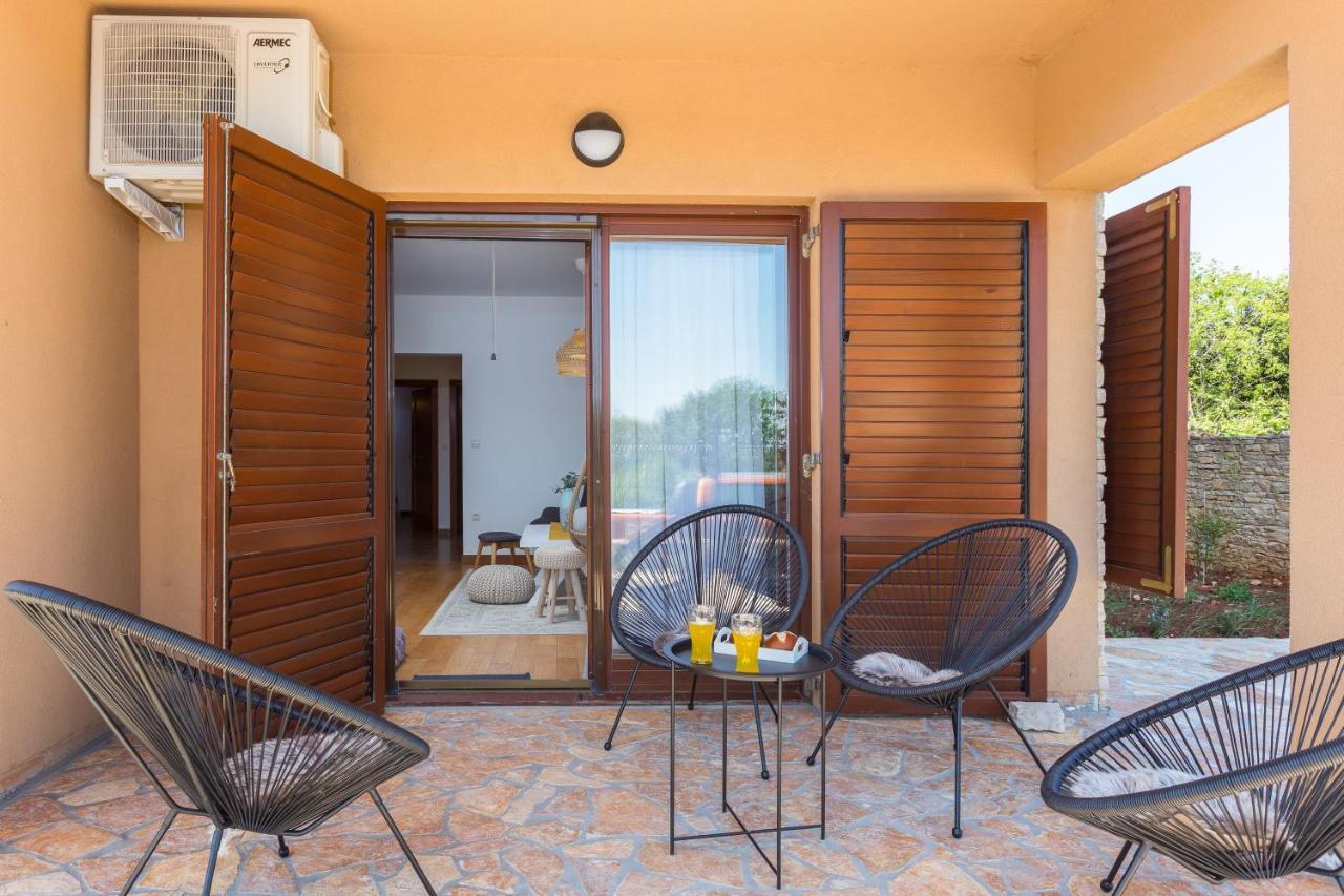 Apartments Cesare With Shared Pool Ližnjan Exterior foto
