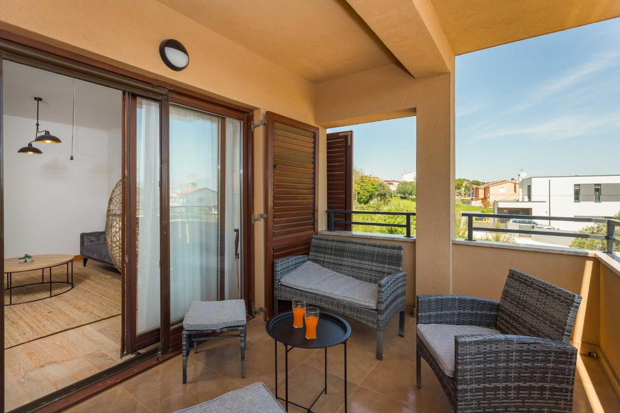 Apartments Cesare With Shared Pool Ližnjan Exterior foto