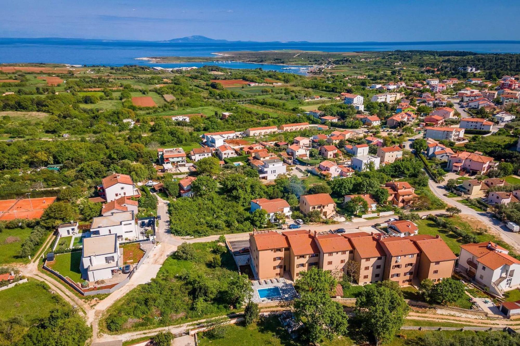Apartments Cesare With Shared Pool Ližnjan Exterior foto