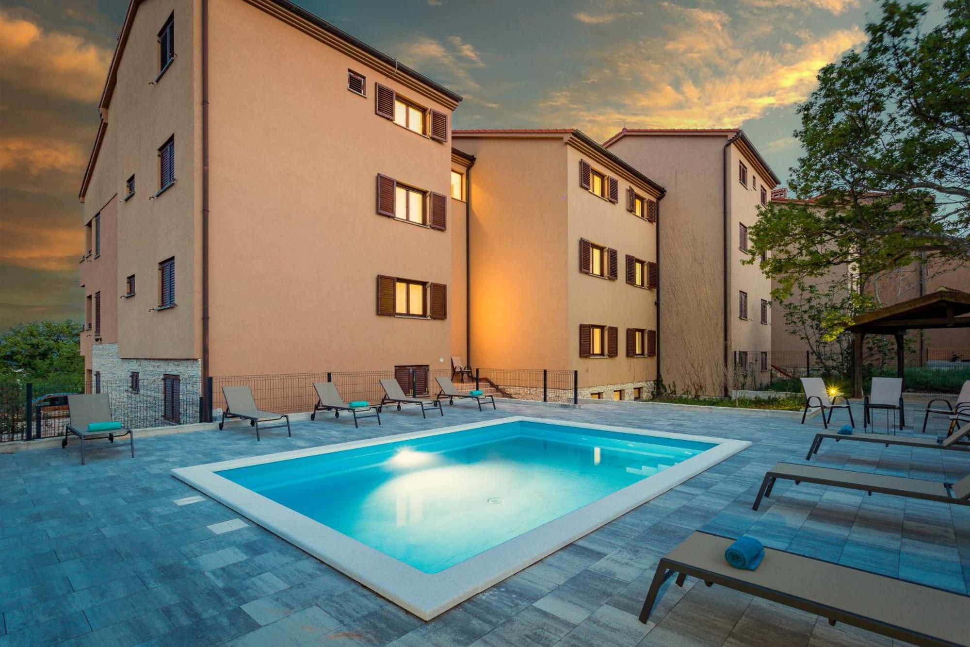 Apartments Cesare With Shared Pool Ližnjan Exterior foto